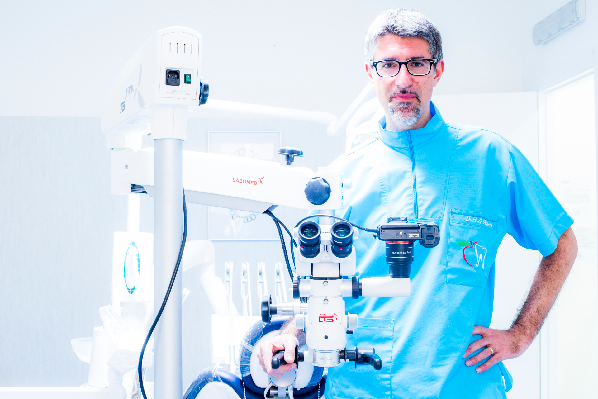 Dott. Giorgio Vittoria al microscopio operatorio nello Studio Odontoiatrico Vittoria a Napoli